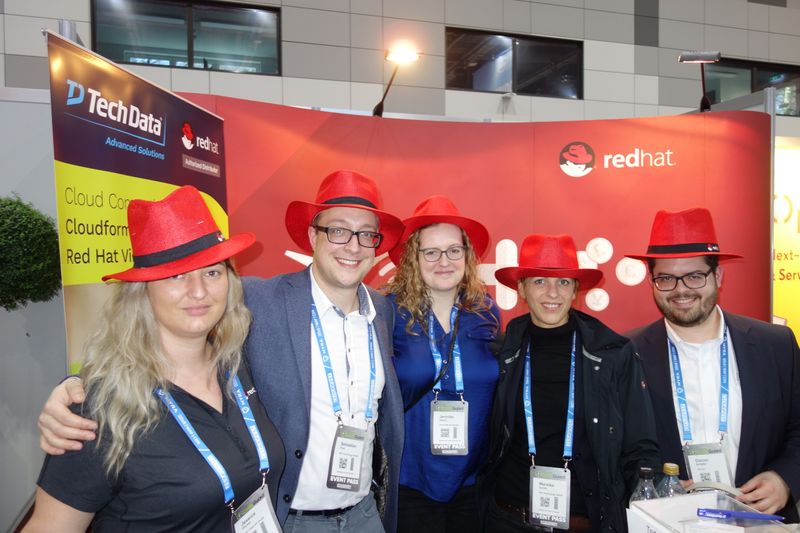 (v. l.) Jessica Hörner, Tech Data, Sebastian Paul, MTI, Jennifer Hüsch, Tech Data, Mareike Schön, MTI, und Daniel Schaefer, Red Hat (Bild: IT-BUSINESS)
