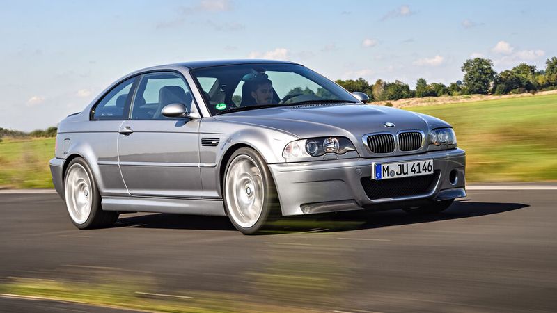 Im BMW E46 Coupé und Cabriolet schöpft der M3 252 kW (343 PS) aus einem Sechszylinder-Reihenmotor mit Einzeldrosselklappeneinspritzung. In der gewichtsreduzierten, limitierten Version M3 CSL stehen 265 kW (360 PS) zur Verfügung. In Verbindung mit umfangreichen Leichtbaumaßnahmen bringt es der M3 CSL so auf ein Leistungsgewicht von 3,85 Kilogramm pro PS. (Bild: BMW AG)