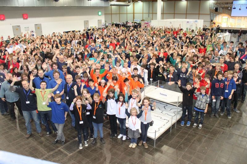 Teilnehmer des Robocup-Junior-Nachwuchswettbewerbs 2013. (Bild: Robocup Pressefoto)