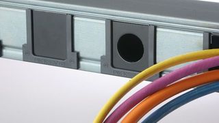 Ein umfassender Kantenschutz mit hochwertigen Kunststoffteilen sorgt beim PIK für eine kabelschonende Installation beim Aus- und Einführen der Kabel. (Plitsch)