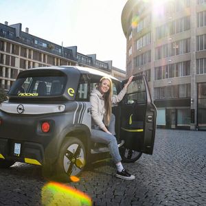 Auf die XXS-Verkehrsfläche von 3,35 Quadratmetern (Länge 2,41 Meter, Breite 1,39 Meter) baut Opel möglichst viel, was nach Auto aussieht.(Bild:  Opel)