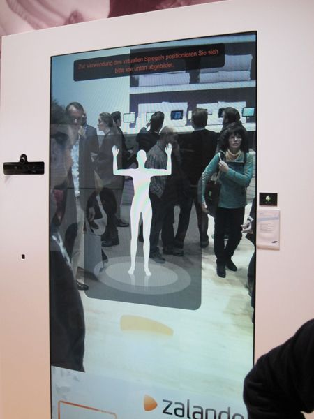 Samsung bietet für den Retail neue Systeme an, die von den Besuchern gleich ausprobiert werden konnten. (Bild: IT-BUSINESS)