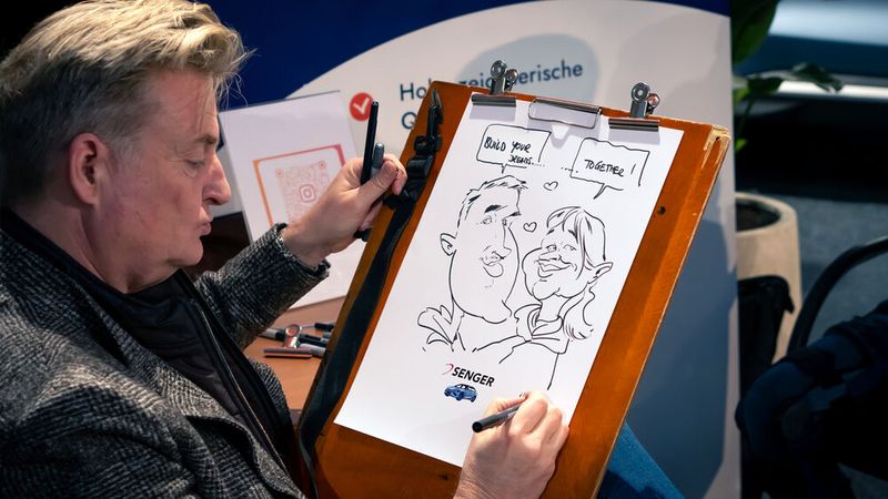 Bei der Eröffnung konnten sich die ersten Gäste vom preisgekrönten Schnellzeichner Arnd Hawlina porträtieren lassen. (Bild: Senger)