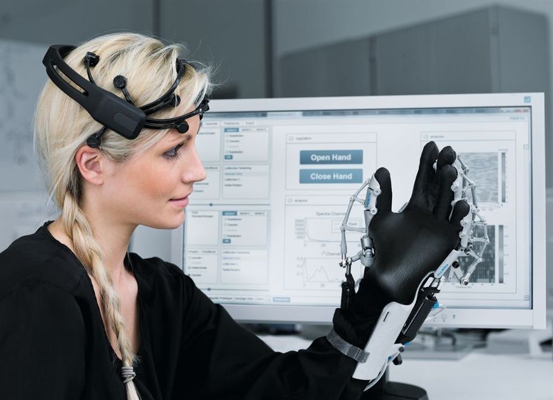 Training von Gehirn und Muskeln: Exohand in Kombination mit einem Brain-Computer-Interface. (Festo)