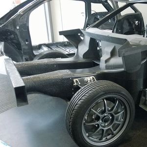 Im Gemeinschaftsprojekt InEco des ILK, LZS und Thyssen Krupp wurde für die Tragstruktur eines Elektrofahrzeugs ein intelligenter Materialmix entwickelt, in dem Stahl und CFK massenmäßig dominieren. Der Anteil der Tragstruktur an der Gesamtmasse des Autos von ca. 900 kg beträgt nur ca. 150 kg.