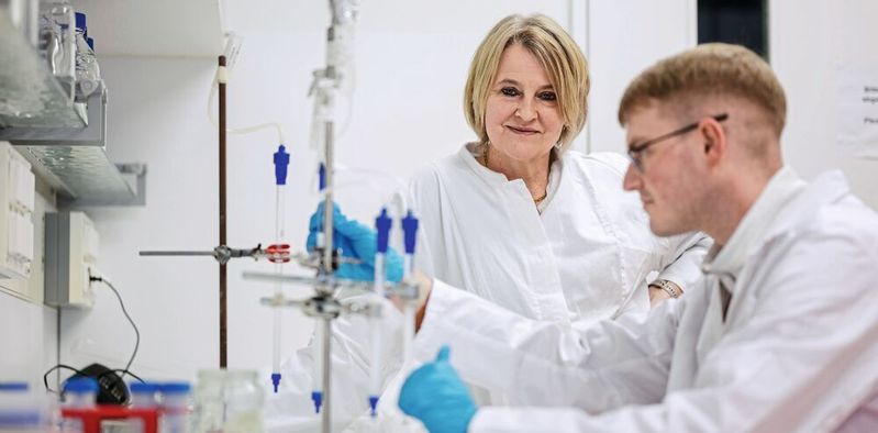 Prof. Alexandra K. Kiemer forscht mit ihrem Team daran, die Rolle des Proteins IMP2 besser zu verstehen. Ziel ist es, Schwachstellen von Krebs für neue Therapiestrategien auszunutzen.(Bild:  Oliver Dietze)