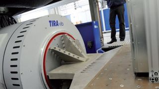 Vibrationstest: Kernstück des Battery Testhouse bei SGS ist ein „Shaker“, der Schocks mit mehr als 50-facher Erdbeschleunigung erzeugen kann. (Foto: SGS-Gruppe Deutschland)