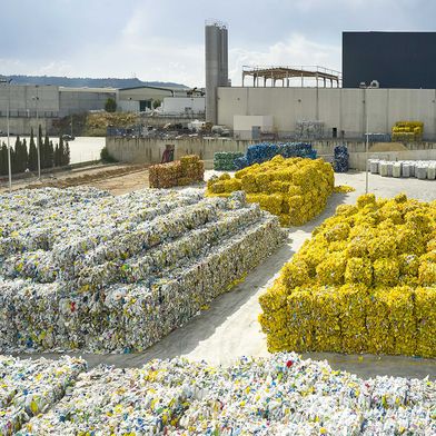 Una de las 13 plantas de reciclaje de Alpla repartidas por todo el mundo, que, mediante el reciclaje mecánico, sienta las bases para los envases reciclables del futuro. (Bild: Alpla)