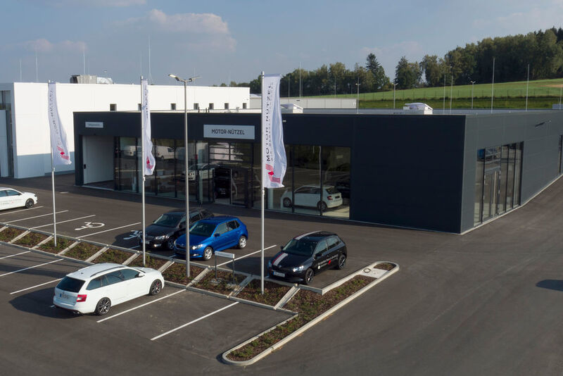 In Hof hat die Motor-Nützel-Gruppe für meherer Millionen Euro ein Automobilzentrum errichtet. Skoda war dort zunächst nur als Service-Standort vorgesehen. Nun fehlen noch die CI-Elemente für den Verkaufsraum. (Nützel)