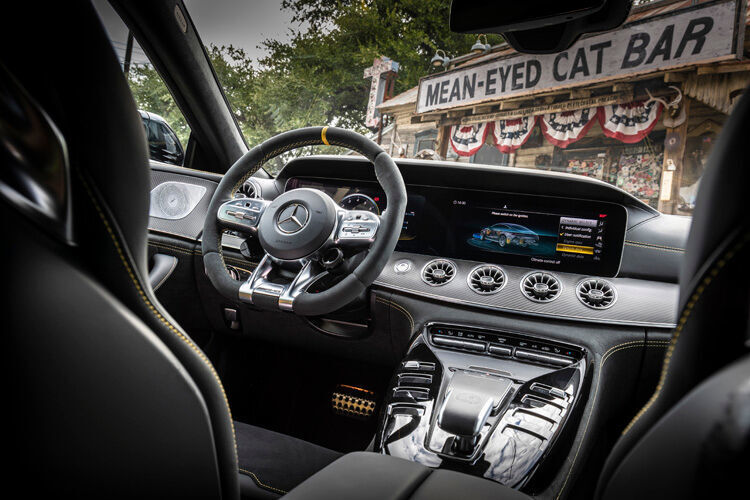 Das Cockpit wirkt nicht ganz unbekannt, und tatsächlich übernimmt Mercedes-AMG für den viertürigen GT die obere Hälfte von der E-Klasse. (Daimler)