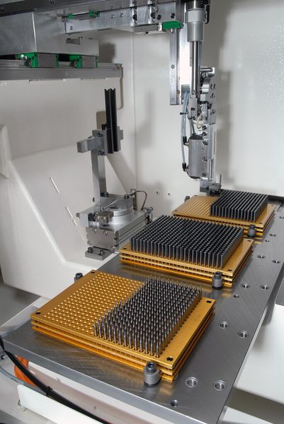 Bild 5: Die Shapesmart NP5 ist mit einem dreiachsigen Roboter ausgerüstet, mit dem der Werkstückwechsel in vier Sekunden erledigt wird. (Bild: Rollomatic)