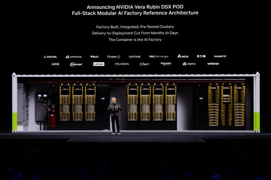 Jensen Huang präsentierte auf der GTC den neuen DSX Pod.(Bild:  Nvidia)