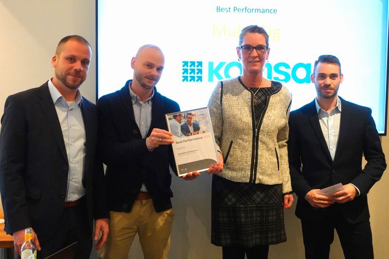 Frederik Walber und Diana Schulz von Komsa bekommen ebenfalls einen Award. (Bild: Vogel IT-Medien)