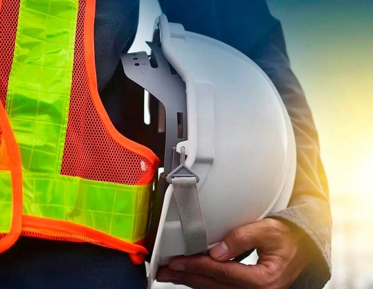 Helm ab zum Gebet, oder ein Hurra der Verschlankung? Die Geister scheiden sich, bei der von der Bundesregierung geplanten Abschaffung von über 123.000 Arbeitsschutzbeauftragten. Gewerkschaften und Versicherungen bibbern, Arbeitgeberverbände sind erfreut ...(Bild:  G. Tretterer)