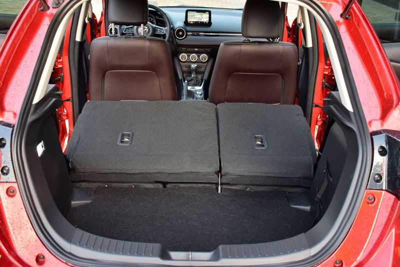 Die mittlerweile in Kleinwagen leider übliche Stufe der umgelegten Rückbank findet sich auch im Mazda 2.  (Holz / »kfz-betrieb«)
