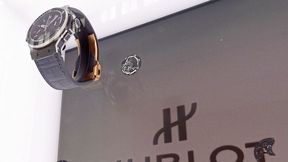 Mais comment cette montre tient ? Un mouvement lent met en scène la montre et ses composants, avec une poésie contemplative.