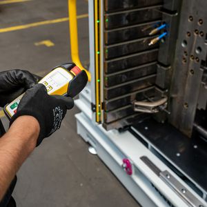 Ein Plus an Arbeitssicherheit und Ergonomie bietet der Tool Separator, weil er über Bediengeräte per Funksteuerung bequem und sicher eingesetzt werden kann, sagt RUD. (Bild:  RUD / R. Hasenmüller)
