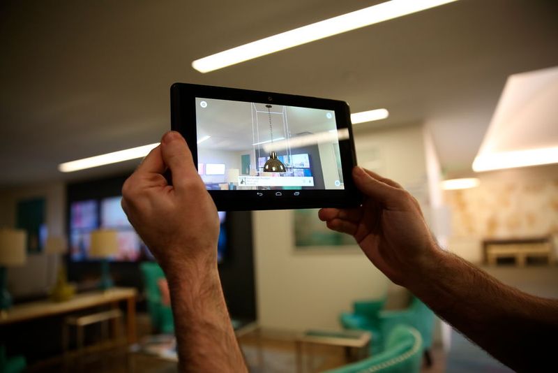 Demo der 3-D-Kamera: Das System ist zusätzlich mit Augmented Reality Features ausgestattet, die dem Anwender interaktiv Informationen wie Abstand oder Größe des anvisierten Objekts ausgeben kann. (Lenovo)