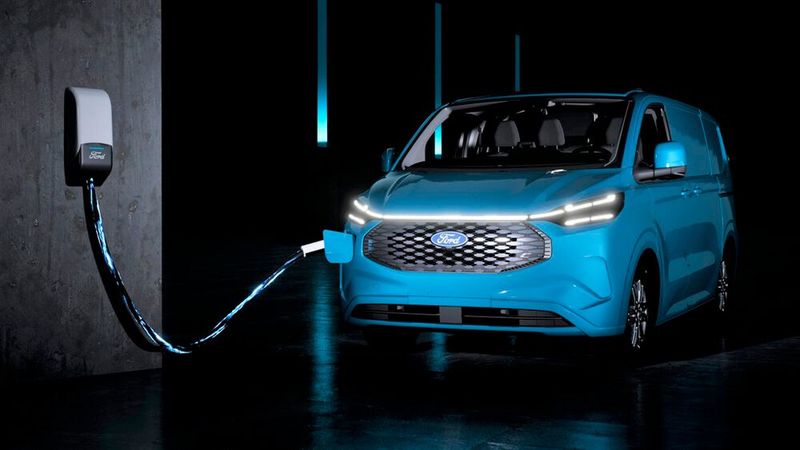 Der neu entwickelte Wechselstromlader schafft es an der passenden Ladesäule, dass der Ford-E-Transit Custom in rund 8 Stunden aufgeladen ist. Ist die Kapazität auf 15 Prozent runter, kann man ihn in nicht mal 45 Minuten wieder auf 80 Prozent pushen, heißt es weiter. (Bild: Ford-Werke)