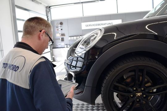 Gutachten anstatt Kostenvoranschläge beugen möglichen Kürzungen durch Versicherungen vor. Bei Helming & Sohn bindet man konsequent Sachverständige und Rechtsanwälte über das TÜV-Nord-Schadenportal ein. Gutachten anstatt Kostenvoranschläge beugen möglichen Kürzungen durch Versicherungen vor. Bei Helming & Sohn bindet man konsequent Sachverständige und Rechtsanwälte über das TÜV-Nord-Schadenportal ein.