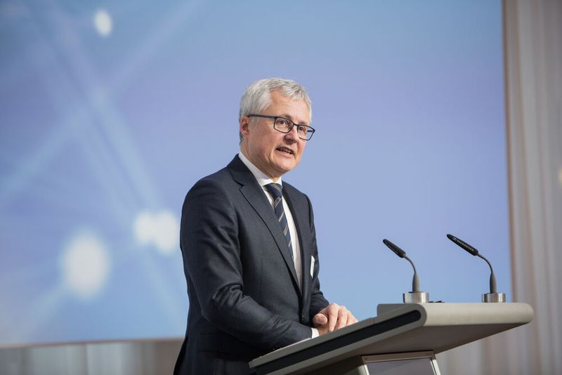 Angesichts der rasanten digitalen Entwicklung müsse die Autoindustrie am Ball bleiben, forderte Klaus-Peter Potthast vom bayerischen Wirtschaftsministerium. (Bild: Medien-Netzwerk Bayern / Alexander von Spreti)