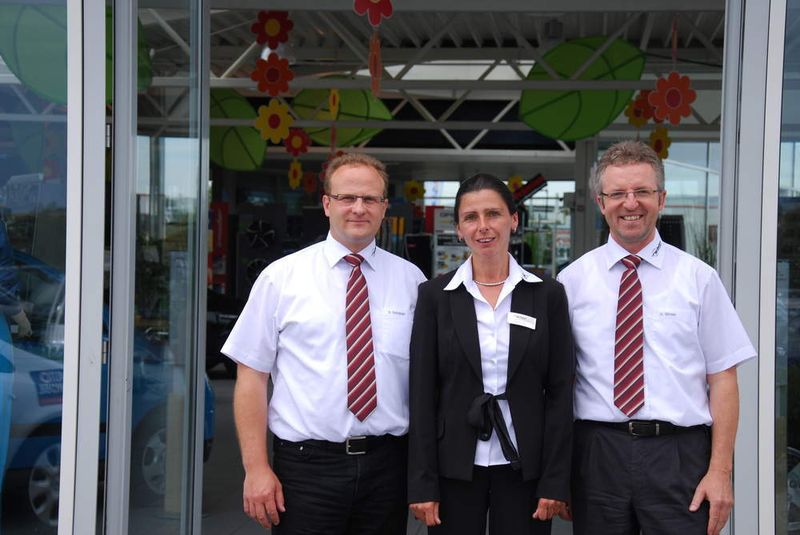 Marketingleiter Sylvio Schubert (li.), Verkäuferin Kathrin Pohl, und Geschäftsführer Heiko Winter, lassen sich immer wieder originelle Ideen einfallen, um die Serviceangebote des Autohauses zu bewerben. (Archiv: Vogel Business Media)