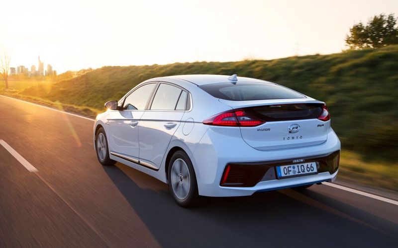 Auch ein paar wenige Plug-in-Hybride haben es in die VCD-Auto-Umweltliste geschaft, darunter der Hyundai Ioniq. Er gilt als Preisbrecher in seiner Klasse und kommt auf 26 g/km CO2-Emissionen im Elektrobetrieb. Im Verbrennerbetrieb sind es 108g/km. (Hyundai)