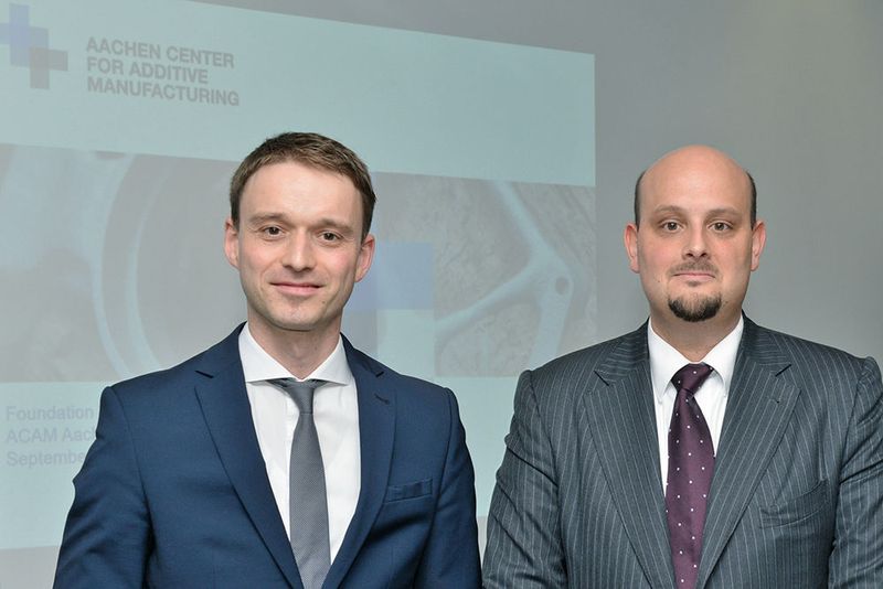 Dr. Johannes Witzel (l.) und Dr. Kristian Arntz, Geschäftsführer der Acam Aachen Center for Additive Manufacturing GmbH: „Wir haben uns in Aachen mit mehreren Instituten zusammengeschlossen, um Additive Manufacturing gemeinsam der Industrie anzubieten.“ (Bild: Fraunhofer-ILT)