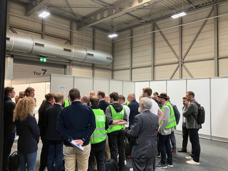 An den Expertentischen wurde u. a. über die Rolle des 3D-Drucks im Dental-Handwerk, über die additive Fertigung in der Implantologie, im Werkzeug- und Formenbau, über Herausforderungen des großformatigen PBF/LB-M-Drucks sowie zu Fragen der Normung und Standardisierung im kleinen Kreis diskutiert. (Bild: VCG/Juliana Pfeiffer)