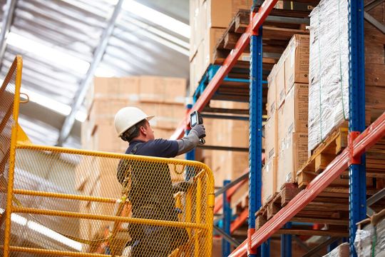 Auch KMU sollten sich mit dem Thema der Lagerautomatisierung beschäftigen. Es könnte der Schlüssel dazu sein, in einem zunehmend wettbewerbsintensiven Markt zu bestehen.(Bild:  hello@wepartnersfiles.com)