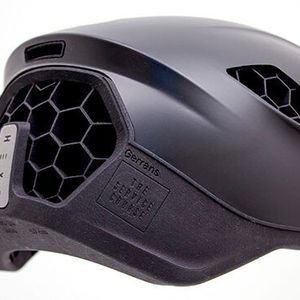 Der individuell angepasste Fahrradhelm HEXR wird hybrid gefertigt und verwendet eine Wabenstruktur, um einen sicheren Kopfschutz zu bieten. Diese und weitere kleinere Komponenten werden aus einem nachhaltigen PA11 3D-gedruckt.