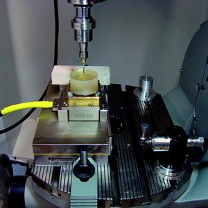 Bild 1: Ultraschallbohren von Quarzglas.