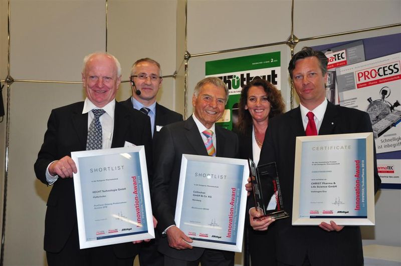 Frisch ausgezeichnet für innovative Produkte in der Pharmatechnik: Hecht Technologie, repräsentiert durch Geschäftsführer Günther Hecht (ganz links), Collischan, repräsentiert durch Geschäftsführer Dieter Heinz (Mitte) und Christ Pharma & Life Science, repräsentiert durch Manfred Seifert, Vertriebsleiter Süd (ganz rechts). Überreicht wurden die Urkunden von Publisher Gerd Kielburger (zweiter von links) und Laudatorin Anke Geipel-Kern, Ressortleiterin PharmaTEC (zweite von rechts). (Archiv: Vogel Business Media)