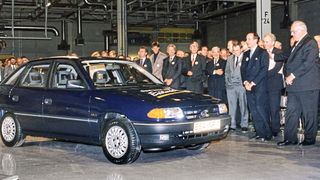 Vor 30 Jahren, am 23.9.1992, fand die Einweihung des Opel-Werks Eisenach mit Bundeskanzler Dr. Helmut Kohl, Louis R. Hughes, David J. Herman statt. (Bild: Opel Automobile GmbH)