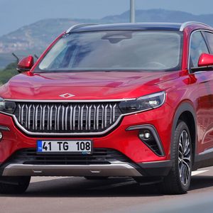 Zunächst einmal ist der 4,59 Meter lange SUV ein adrettes Bürschchen.(Bild:  Andreas Conrad, FrontRowSociety.net)