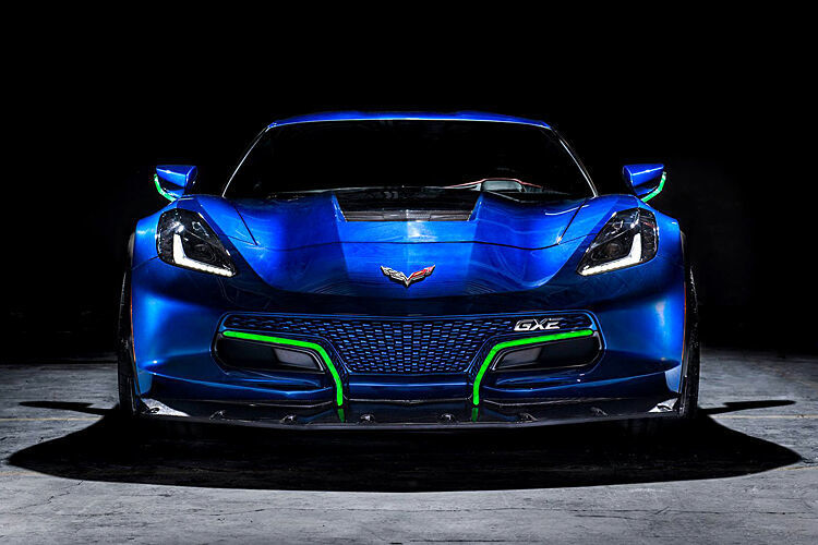 Das Kühlergrilldesign der E-Corvette wurde unter anderem mit farblich variablen LED-Tagfahrleuchten aufgepeppt.  (Genovation/Josh Scott)