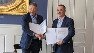 V.l.n.r.: Prof. Dr. Heyo K. Kroemer und Prof. Dr. Thomas Wiegand bei 
Absichtserklärungsunterzeichnung zwischen dem Fraunhofer Heinrich-Hertz-Institut sowie der Charitè Berlin.  (Bild: Fraunhofer HHI)