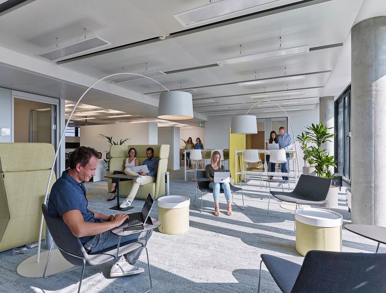 Bei Microsoft in München arbeiten 1900 Angestellte in offenen Arbeitsbereichen. Die Anwesenheitspflicht wurde bereits 2014 abgeschafft. (Microsoft)