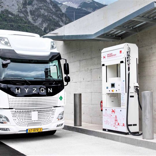 Eine Wasserstoff-Tankstelle: 2022 sind weltweit 130 H₂-Tankstellen in Betrieb gegangen, davon 73 in Asien und 11 in Nordamerika. In Europa wurden 45 Tankstellen eröffnet – so viele wie noch nie zuvor. Eine Wasserstoff-Tankstelle: 2022 sind weltweit 130 H₂-Tankstellen in Betrieb gegangen, davon 73 in Asien und 11 in Nordamerika. In Europa wurden 45 Tankstellen eröffnet – so viele wie noch nie zuvor.