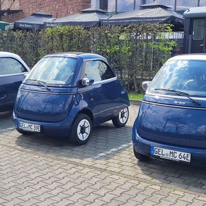 Der Microlino ist jetzt in Deutschland erhältlich.(Bild:  Wehner - Vogel Communication Group)