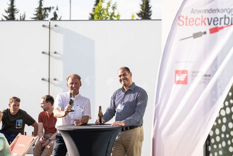 Steckverbinderkongress 2022: Das Get together am 4. Juli 2022 und die Abendveranstaltung am 5. Juli 2022 auf dem Vogel-Campus boten viele Gelegenheiten sich in entspannter Atmosphäre auszutauschen und zu netzwerken. Schon so manches Projekt nahm hier seinen Anfang. (Bild: Elektronikpraxis)