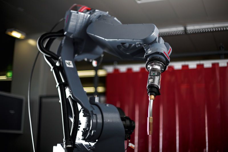 Mit dem weltweit kleinsten Push-Pull-Roboterschweißbrenner Robacta Drive TPS/i können nun noch mehr Schweißaufgaben von Robotern wirtschaftlich erledigt werden. (Fronius)
