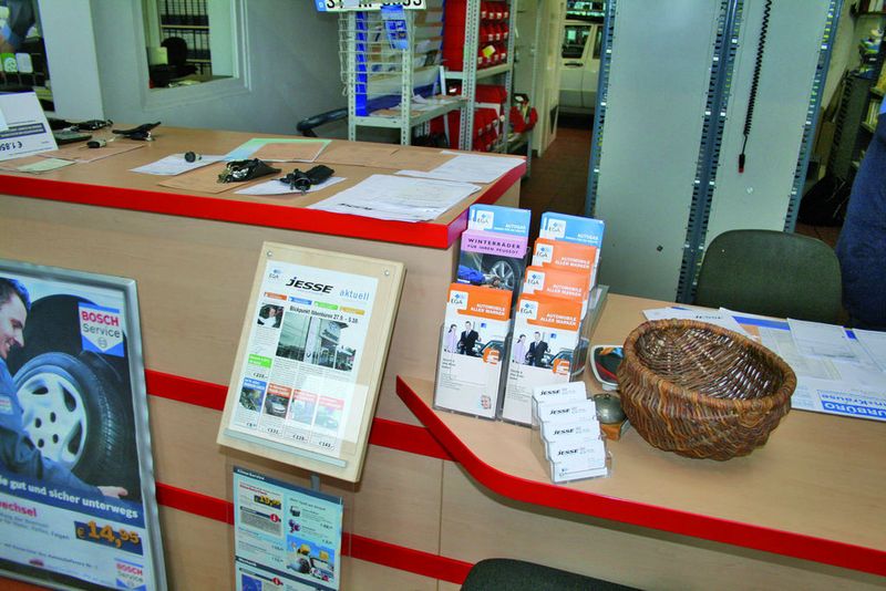 120.000 Prospekte mit Fahrzeug- und Serviceangeboten verteilt Auto Jesse jährlich per Tageszeitung und legt sie im Autohaus und an der Serviceannahme aus. (Archiv: Vogel Business Media)