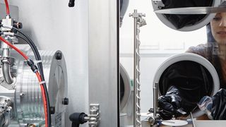 Abb.1: Blick in den Innenraum einer Vakuumkammer, in der zahlreiche Prozessschritte  unter Hochvakuum durchgeführt werden (links im Bild sieht man die Vakuumpumpe). (Oerlikon Leybold Vacuum)