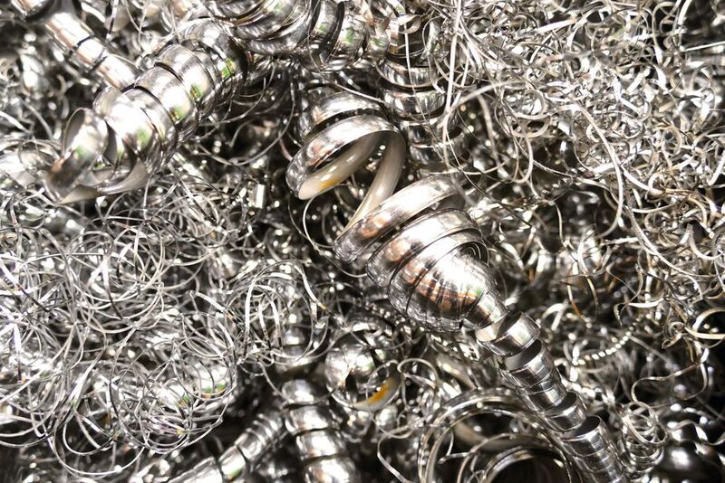 Metall verarbeitende Betriebe kennen das Problem: Späne, die bei Dreh-, Fräs- und Schleifarbeiten anfallen, müssen zunächst gesammelt werden, bis sie aufbereitet oder an Recyclingunternehmen abgegeben werden können.