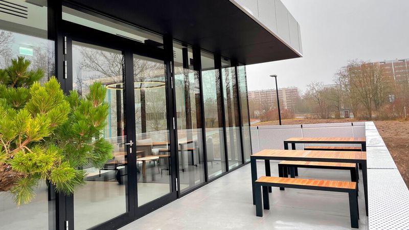 Auch eine teilweise überdachte Terrasse steht Audi-Fahrern zur Verfügung. (Bild: Seyerlein/VCG)