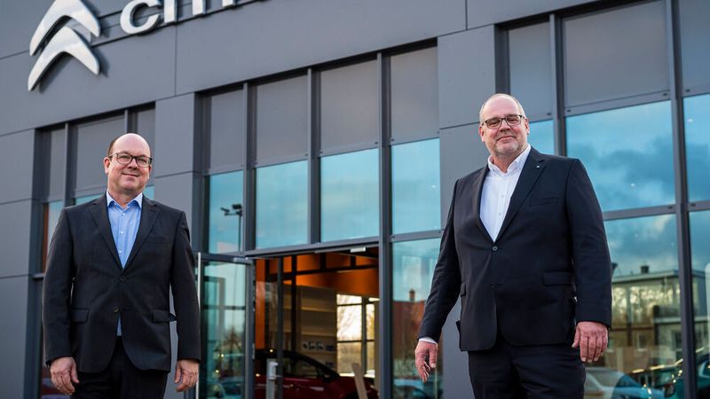 Zur Eröffnung im kleinen Kreis ließ es sich der Citroën-Deutschland-Geschäftsführer Wolfgang Schlimme (li.) nicht nehmen, persönlich in Lübeck vorbeizuschauen. Natürlich war auch der Geschäftsführer der Klaus GmbH+Co Andreas Dornburg (re.) vor Ort. (Bild: Olaf Malzahn/Klaus+Co)
