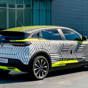 Mustergültig: Die Prototypen sind mit einem Muster getarnt, das sich an das neue Markenlogo anlehnt. (Bild:  ampnet/Renault)