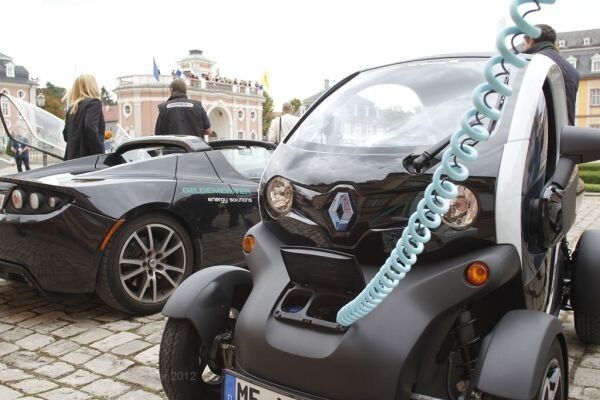 Bertha Benz Challenge, 2. Tag: Ankunft der Teilnehmer am Bruchsaaler Schloss. Auch der Renault Twizy hat 