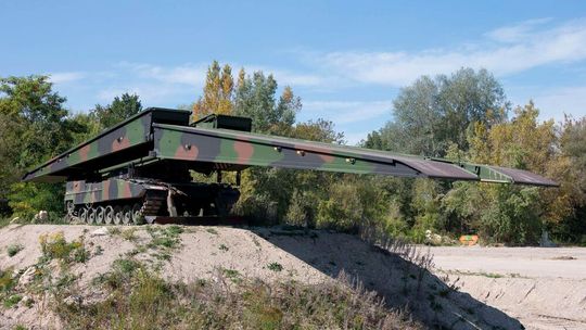 Im Kampfpanzer Leopard 2 und beim Brückengelger Leguan (im Bild) arbeiten Motor-Generator-Units (MGU) von Steyr Motors. Ein erweiterter Vertrag soll der Bundeswehr jetzt mindestens 500 weitere Systeme dieser Art sichern ...(Bild:  Bundeswehr)